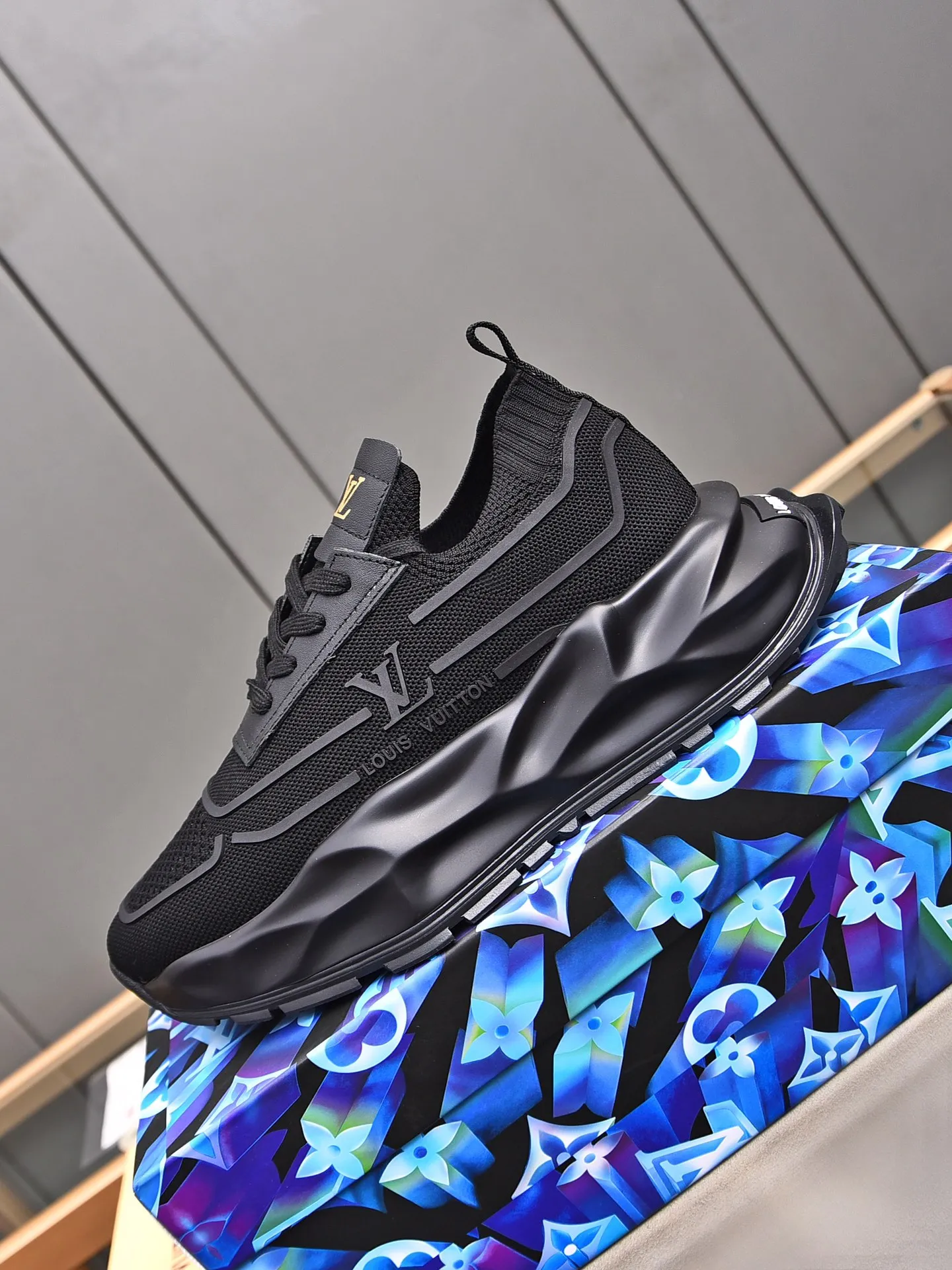 Men's shoes 💰500 LV high-end hot model 👍 Counter 1 design. The face is made of high-elastic fly knit + cowhide + imported glue! TPU outsole is easy to put on, light, comfortable and elastic, trendy and fashionable! ! ! 💪Multiple colors to choose from! Code number: 38-44 (45 46 customized)